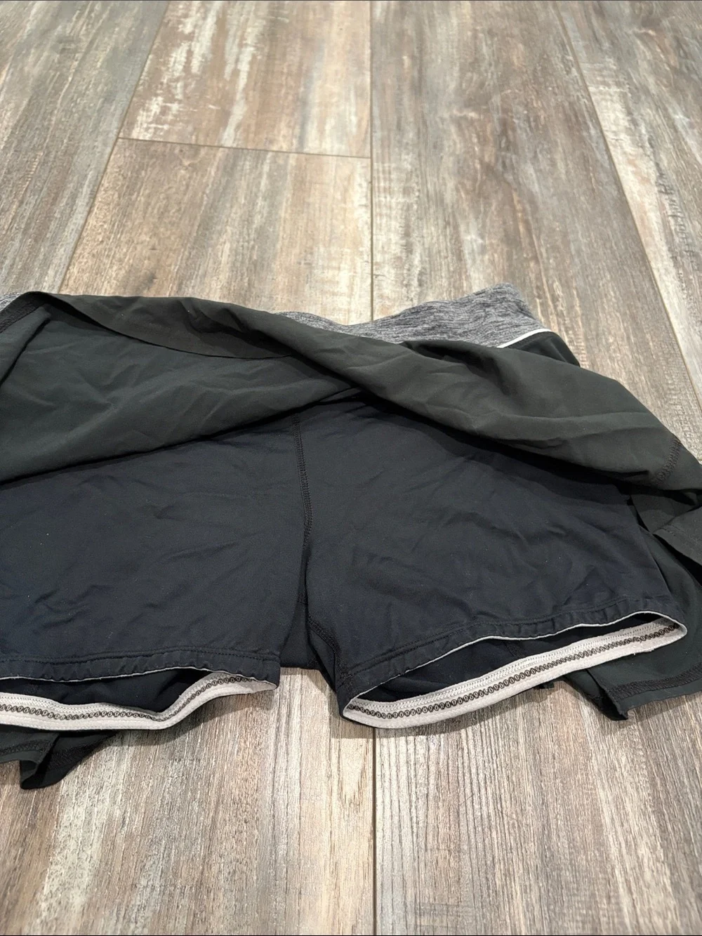 LULULEMON Black & Gray Ruffle Skirt Size 6
